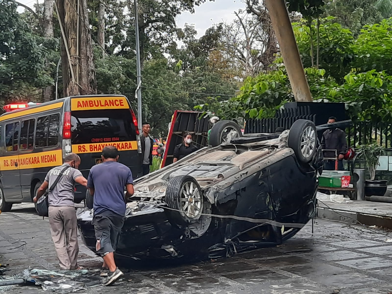 Diduga Hilang Kendali, Honda Jazz Terguling Tabrak Pembatas Jalan Satu Orang Tewas