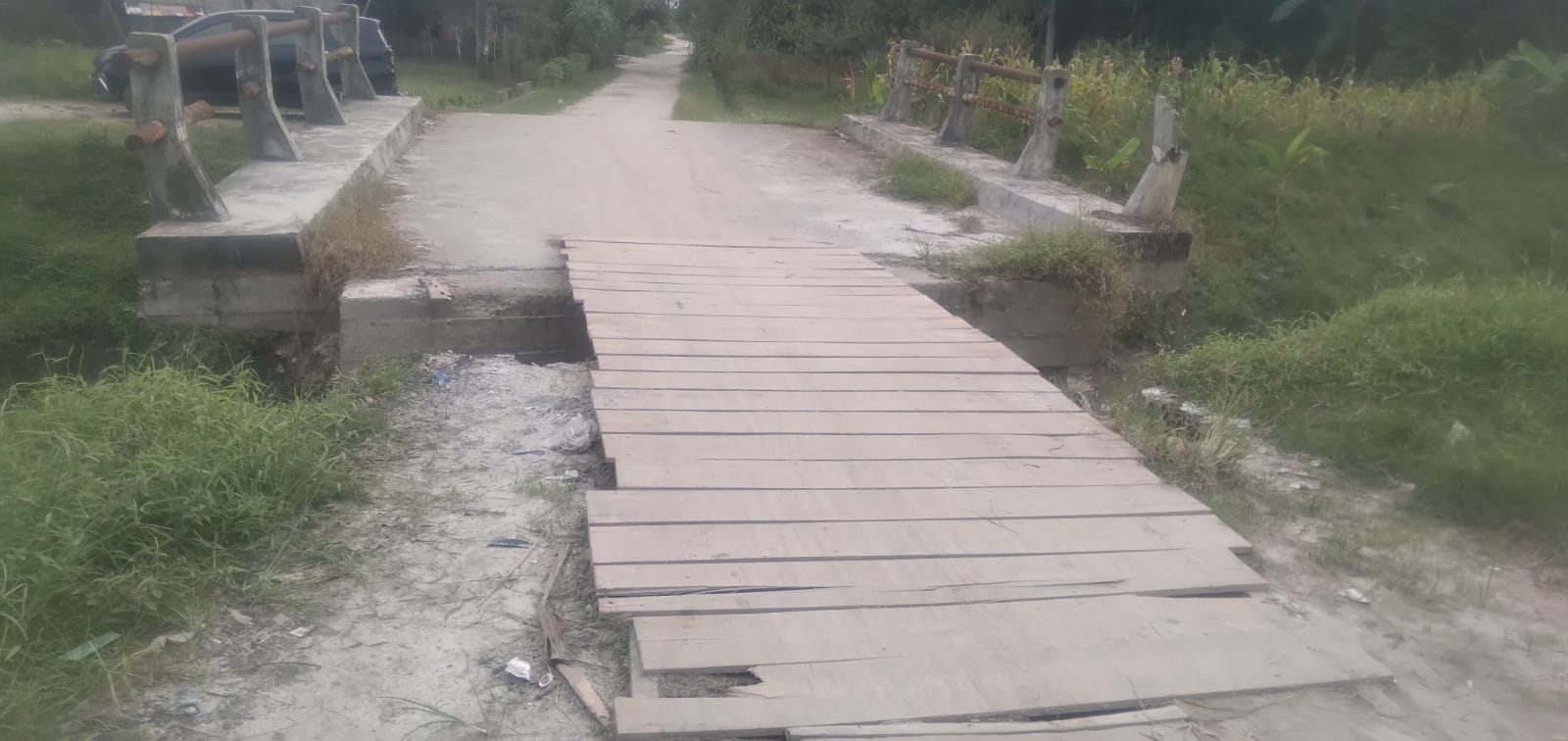 Akibat Jembatan Rusak, Sebuah Becak Alami Kecelakaan Hingga Terjatuh Kebawah Jembatan