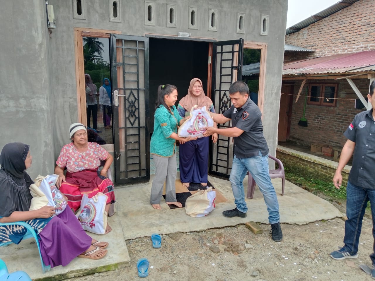 Kapolres Sergai Berikan Bantuan Sosial Bagi Masyarakat Yang Kurang Mampu di Desa Firdaus
