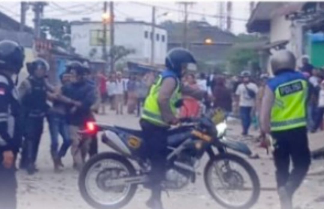 Aksi Tawuran Pecah lagi !! Banyak Yang Di Rugikan Di Kalangan Masyarakat