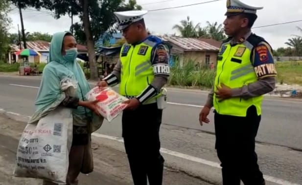 Sat Lantas Polres Sergai Berikan Bantuan Sosial