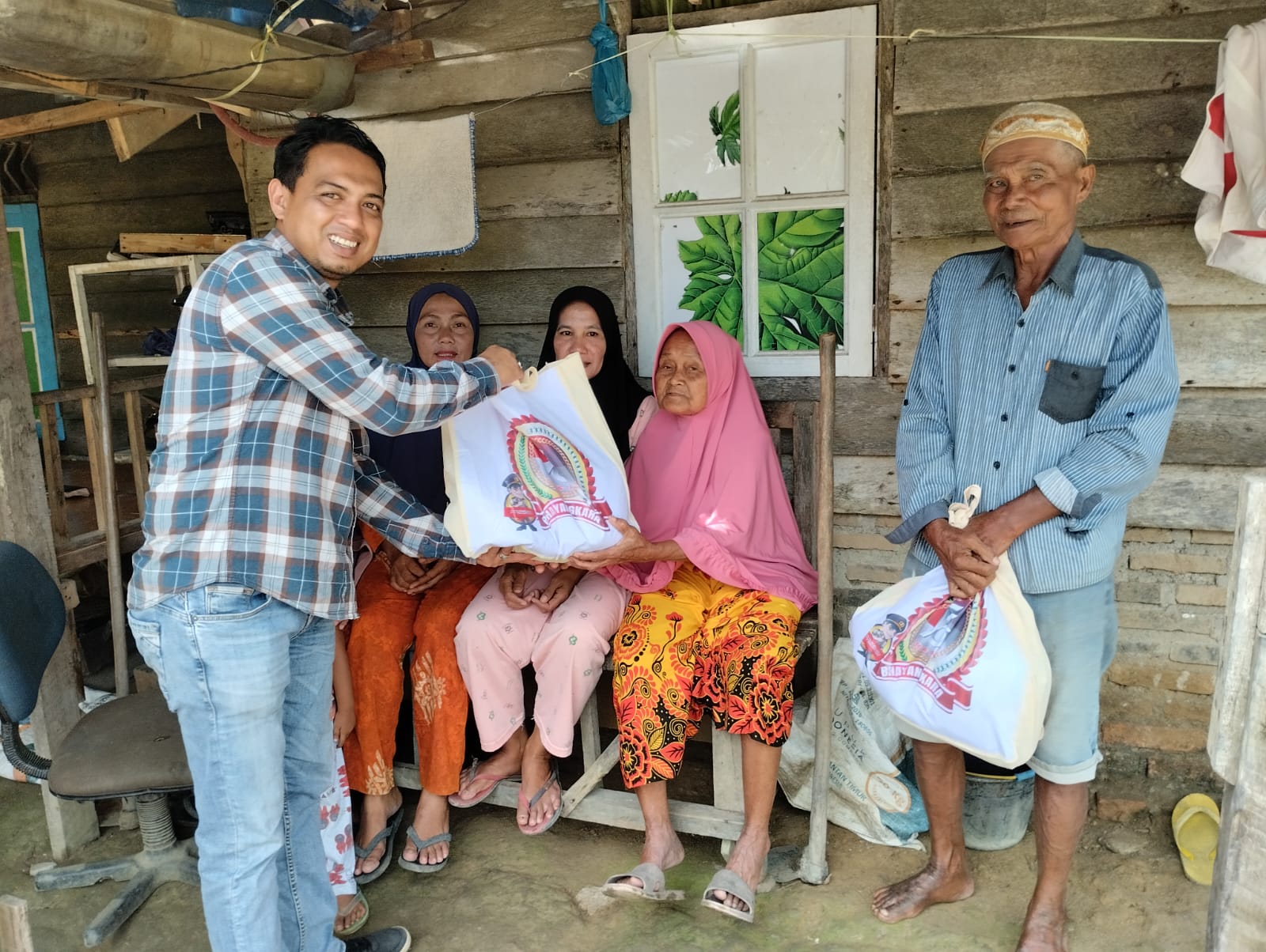 Sat Reskrim Polres Sergai Berikan Bantuan Bagi Warga Kurang Mampu