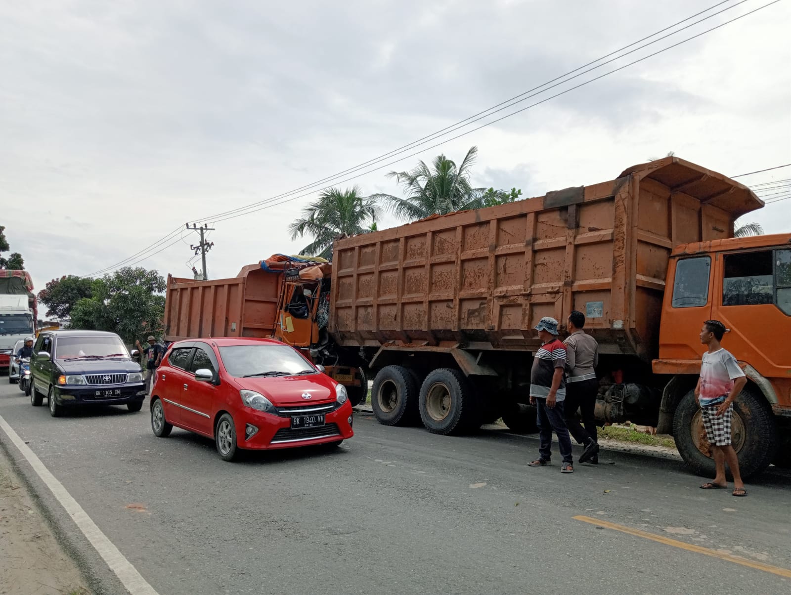 Diduga Kurang Hati-Hati Sebuah Mobil Dump Truk di Sergai Alami Kecelakaan