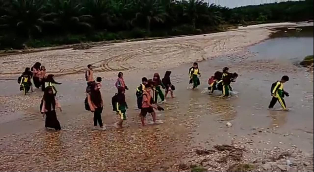 Miris Negeri Ini !!! Siswa SD DI Desa Basilam Harus Bertarung Nyawa Untuk Bersekolah