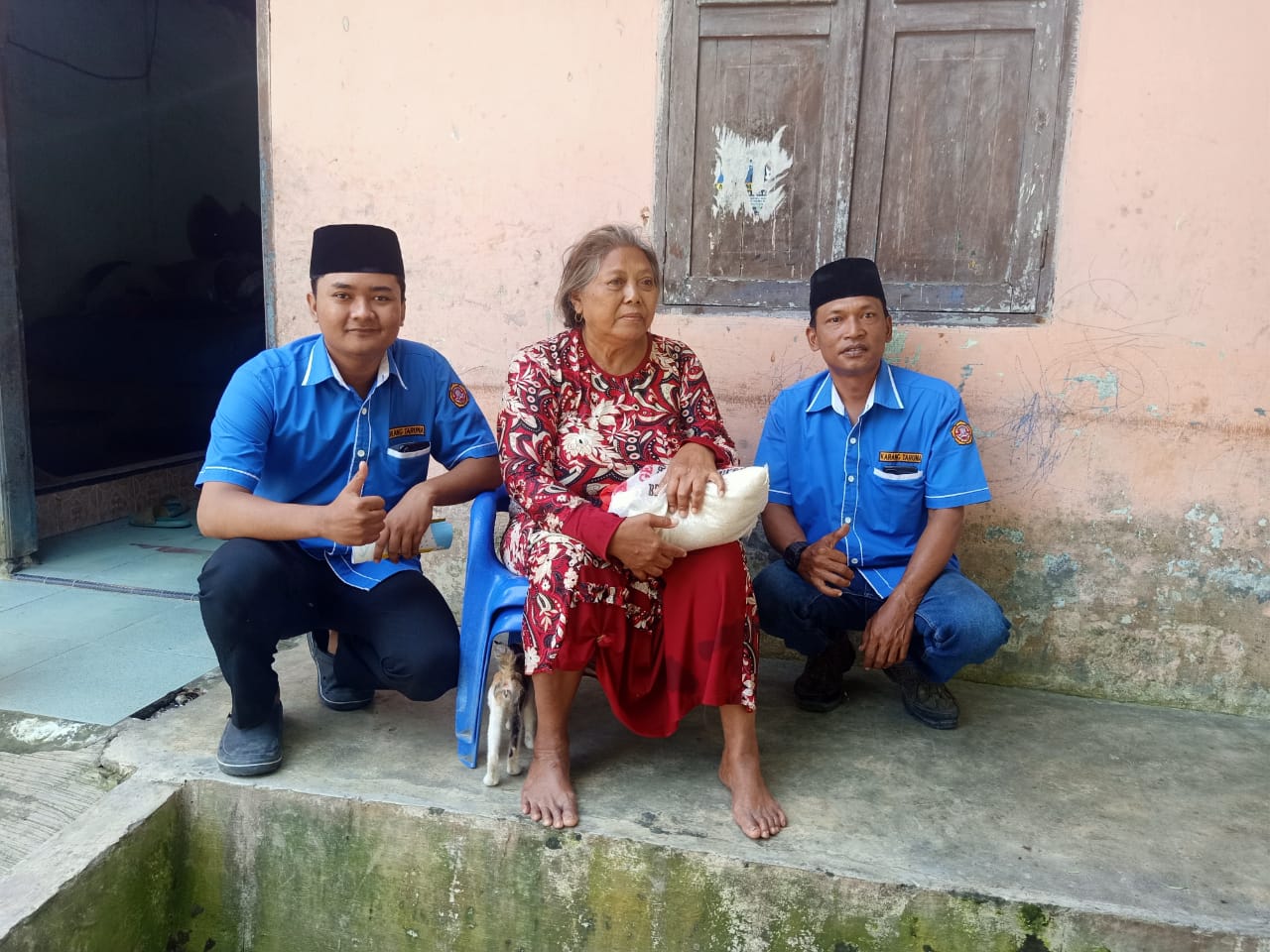 Wujud Kepedulian Pemuda Terhadap Masyarakat Kurang Mampu, “KURIR SEDEKAH” Karang Taruna Desa Bakaran Batu Adakan Bakti Sosial