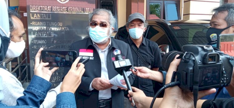Foto : Arist Merdeka Sirait ketua umum Komnas Perlindungan Anak saat melakukan keterangan pers