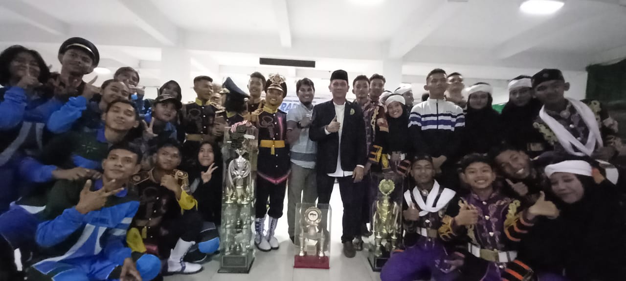 Muhammad Icwan Ketua PD IKA BKPRMI Medan Serahkan Piala Bergilir Acara Akrapati Pasmeldan