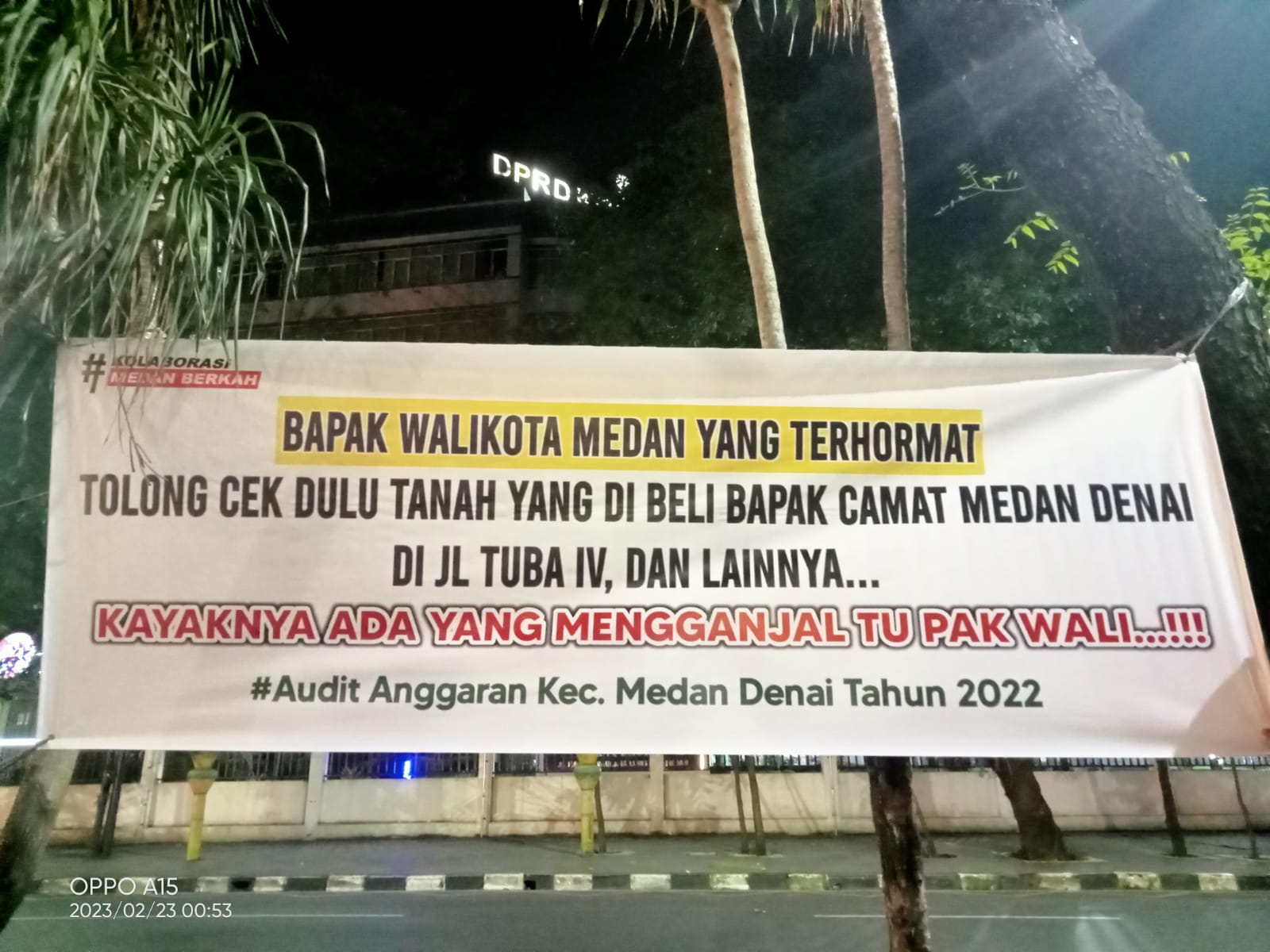 Spanduk Tak Bertuan Terpampang di Depan Kantor Walkot Medan, Ada Apa Camat Medan Denai