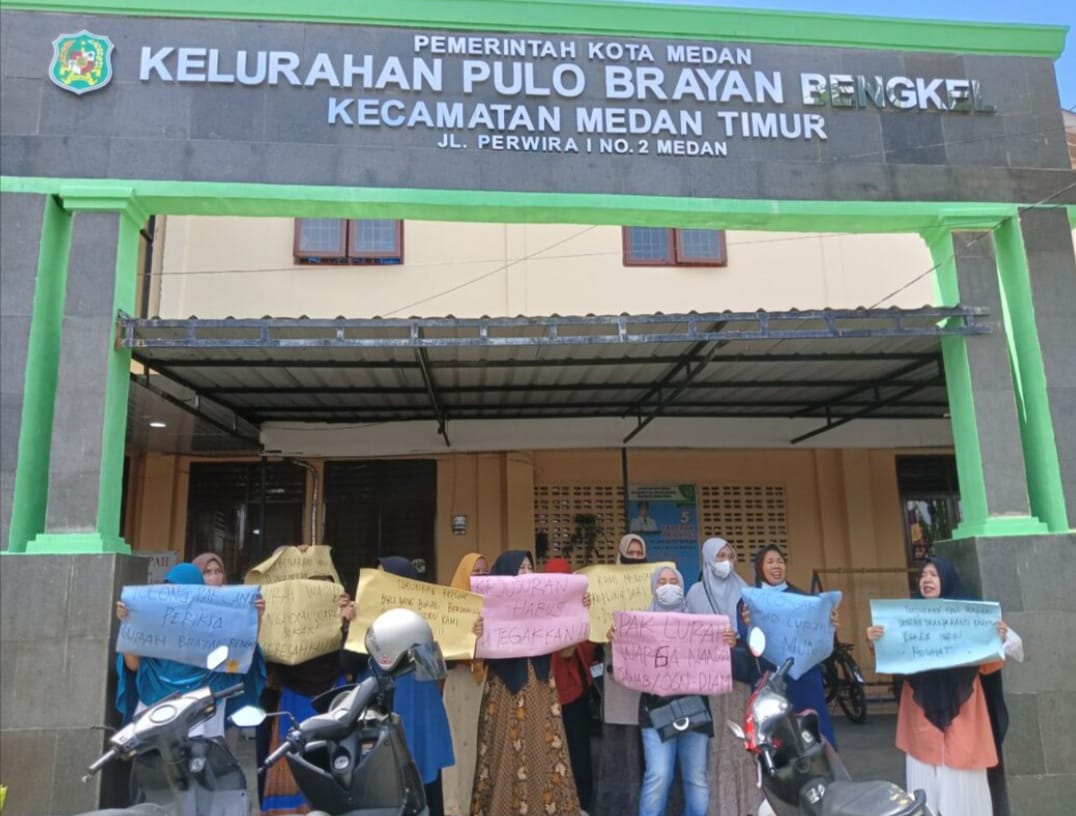 Puluhan Omak-Omak geruduk Kantor Lurah Pulo Brayan Bengkel