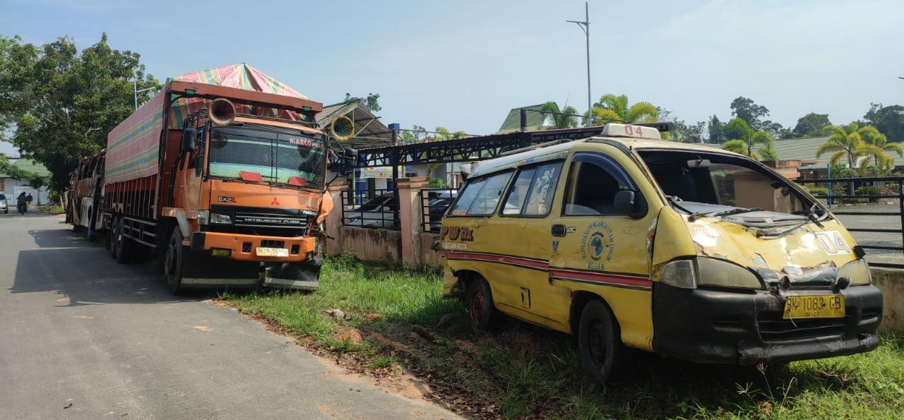 Angkot KPUM Vs Dump Truck, 1 Penumpang Angkot Tewas