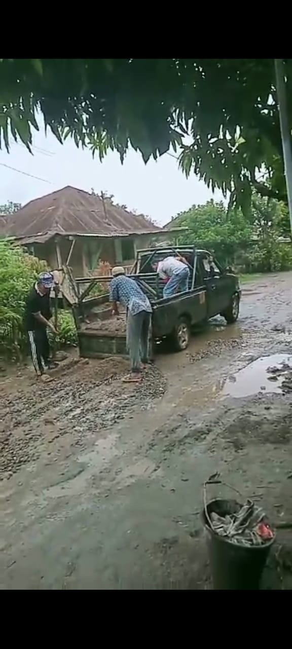 Tak Ada Perhatian Dari Pemerintah, Warga Klambir Lima kampung Perbaiki Jalan Yang Rusak Parah