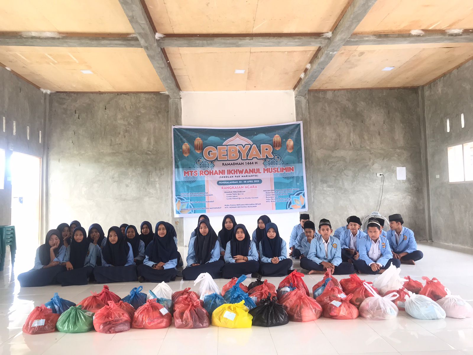 OSIS MTs Rohani Ikhwanul Muslimin Berbagi Keberkahan Sembako Kepada Masyarakat di Tiga Kecamatan
