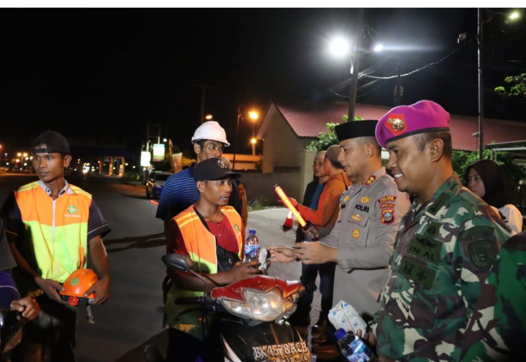 Kapolres Pelabuhan Belawan Bersama Yonmarhanlan Berikan Makanan Gratis