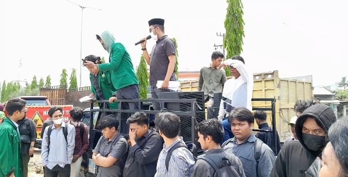 Diduga Tak Memiliki Izin, Aliansi Mahasiswa Merah Putih Berunjuk Rasa, ” Tangkap Mafia Tanah Perampas Tanah Negara”