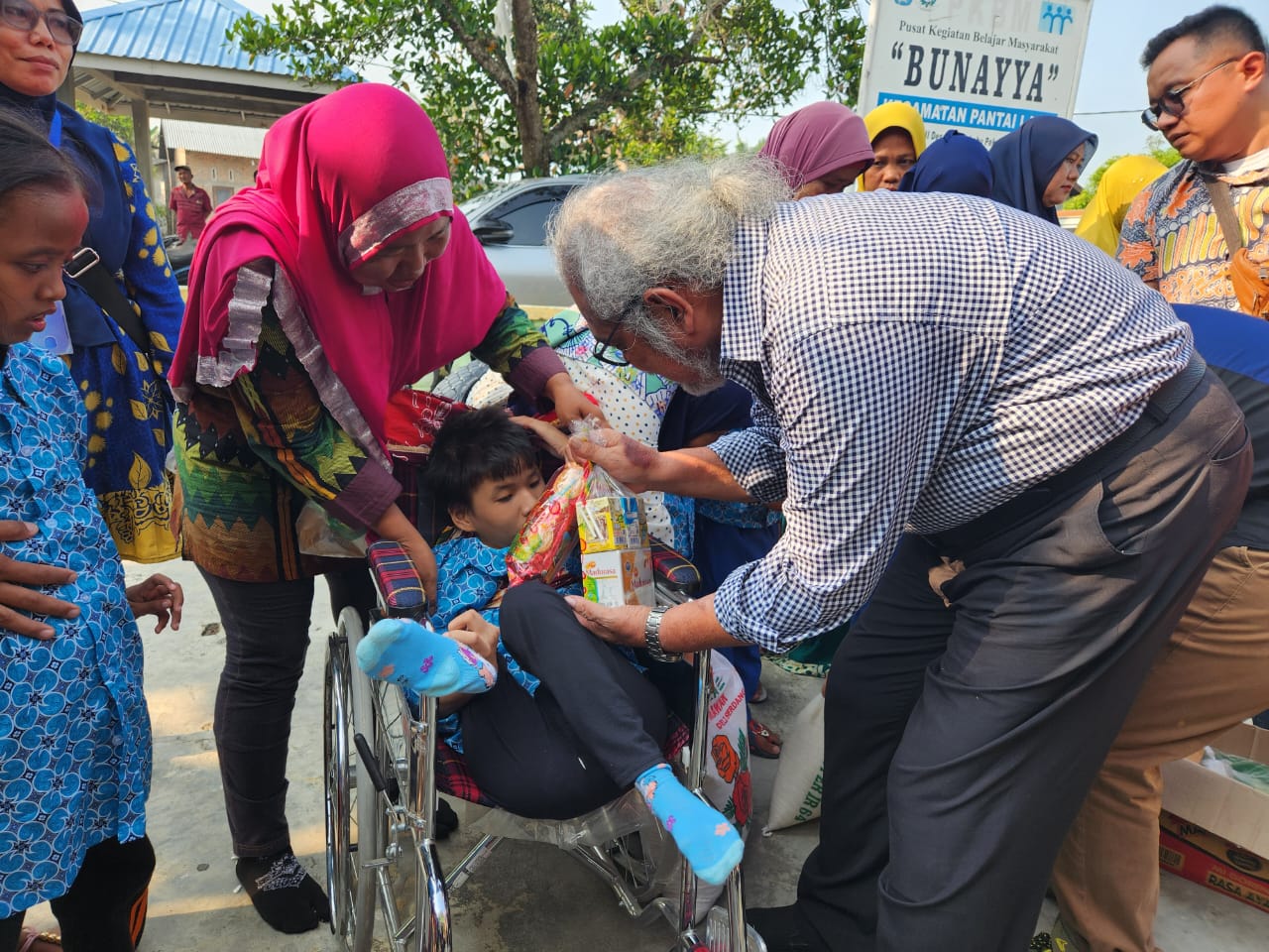 Ketua Umum Komnas Perlindungan Anak Berbagi Kasih Dengan Anak Berkebutuhan Istimewa (ABI) di Deli Serdang