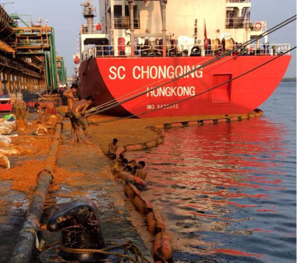 Laut Belawan Tercemar Tumpahan Minyak CPO