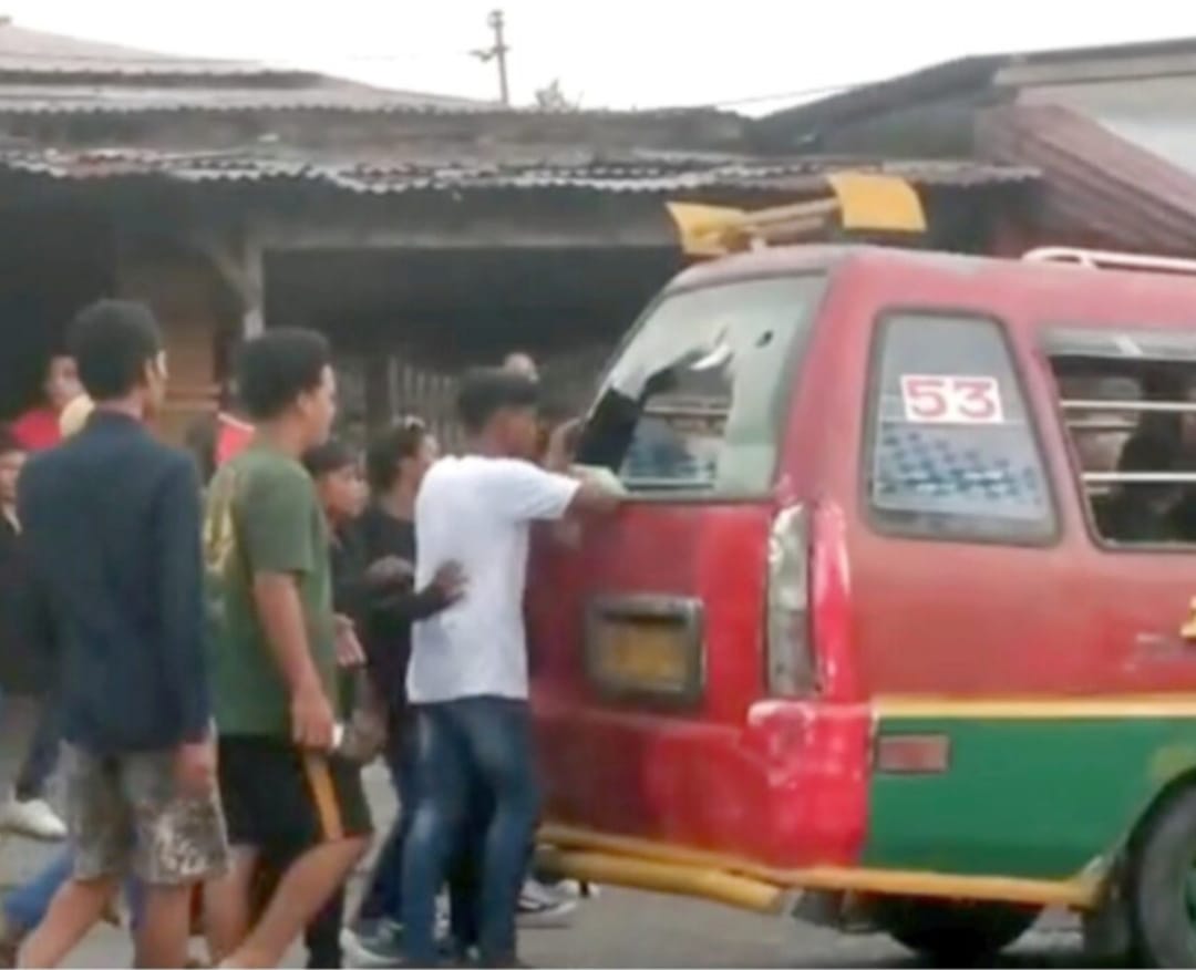 Gerombolan Remaja Berutal Serang Angkot Rahayu Trayek 53
