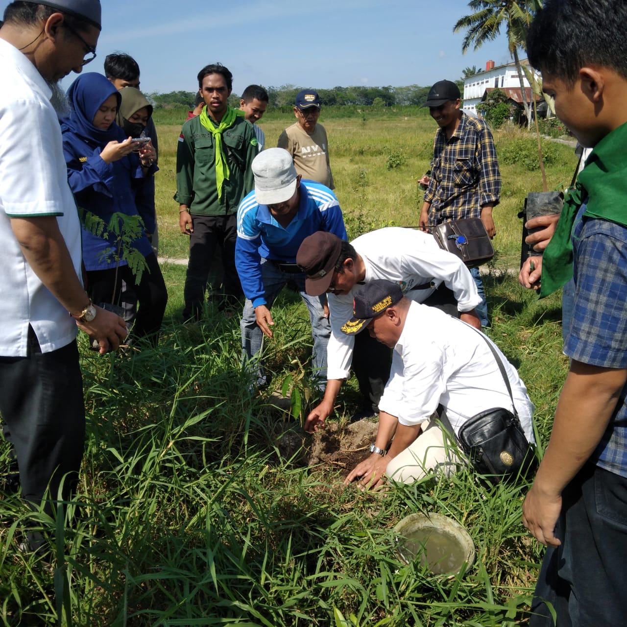 Rudianto SE Bersama Mahasiswa Pertanian UISU Laksanakan  Tanam Pohon Di Sukamandi Hilir
