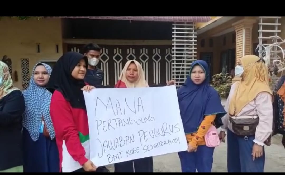 Warga Geruduk Rumah Kades Minta Pertanggung Jawaban Uang Koperasi