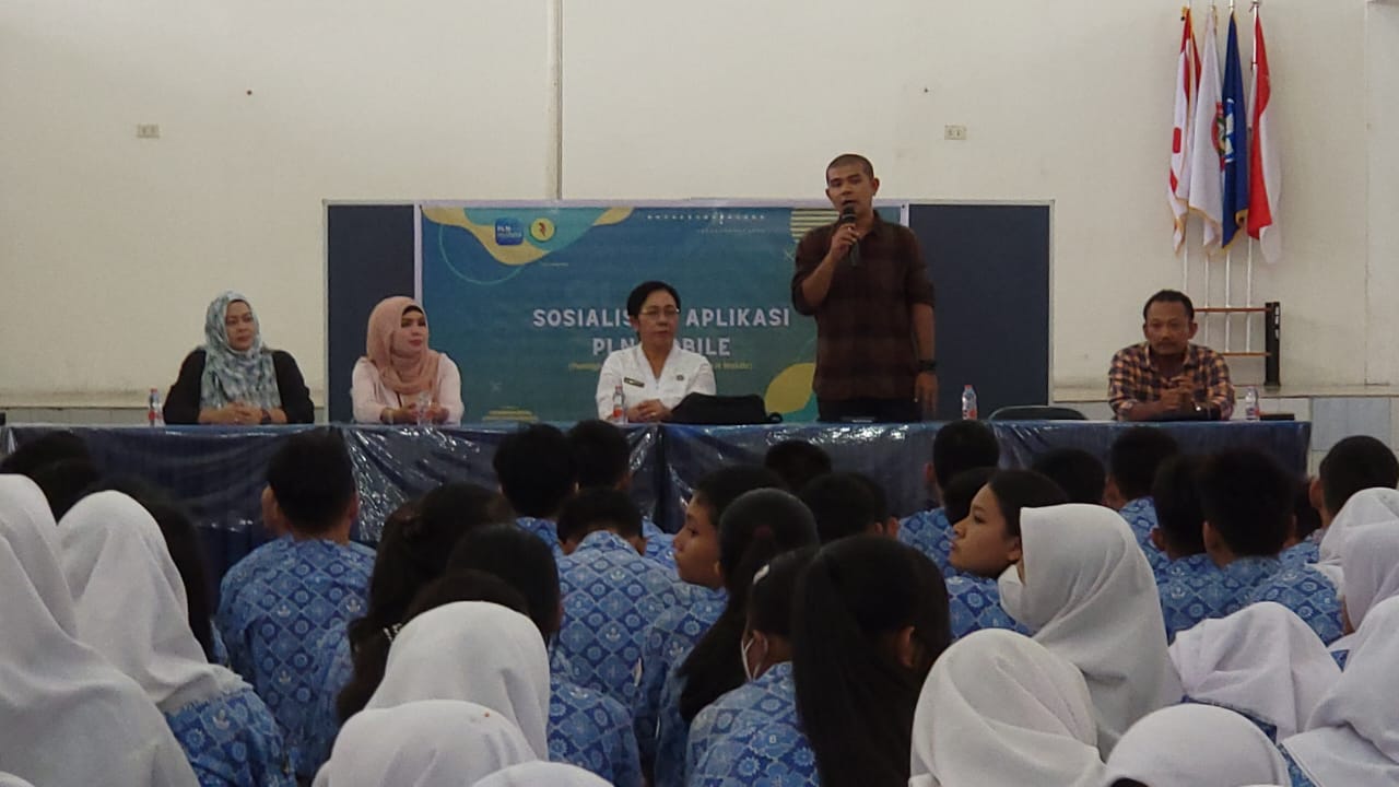 Sosialisasi PLN Mobile di SMAN 8 Medan, Relawan Listrik untuk Negeri Himpun Ratusan Downloader Baru
