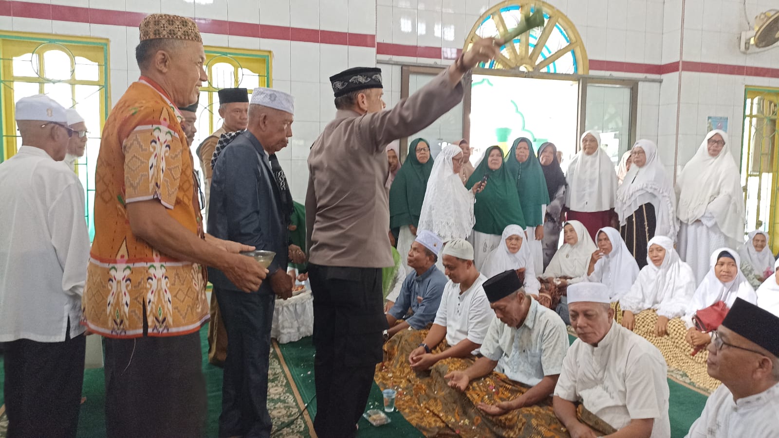 Muspika Kecamatan Batang Kuis Mengadakan Pelepasan dan Tapung Tawar Calon Jamaah Haji
