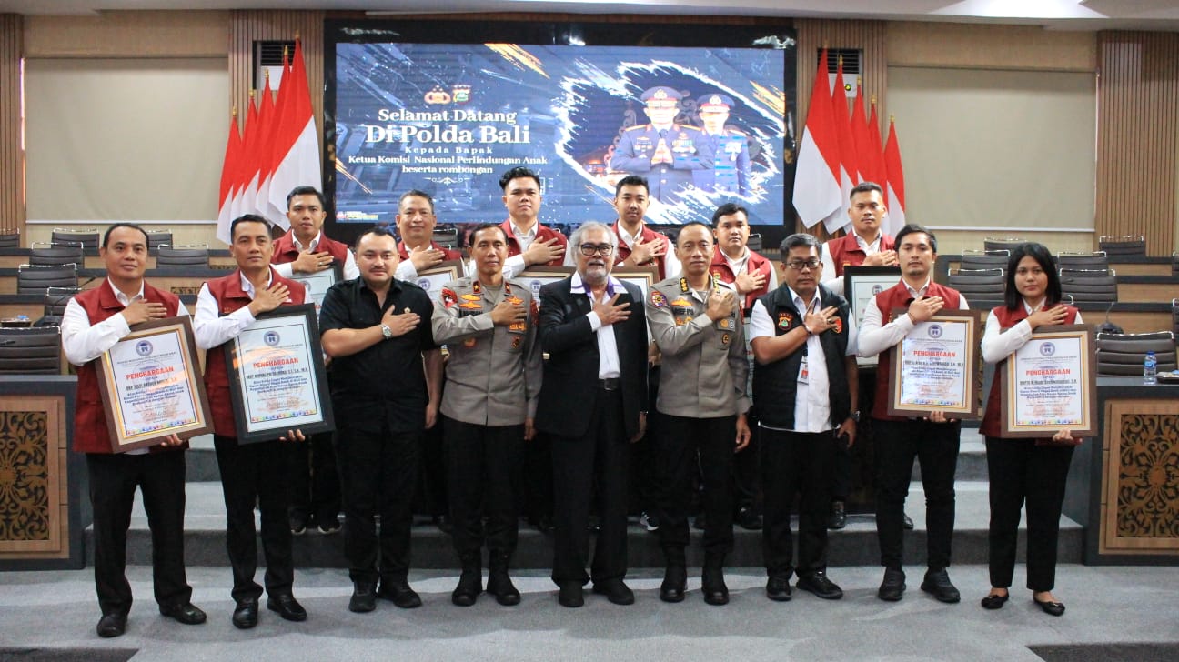 Kapolda dan Direskrimsus Polda Bali Mendapat Penghargaan Dari Komnas Perlindungan Anak
