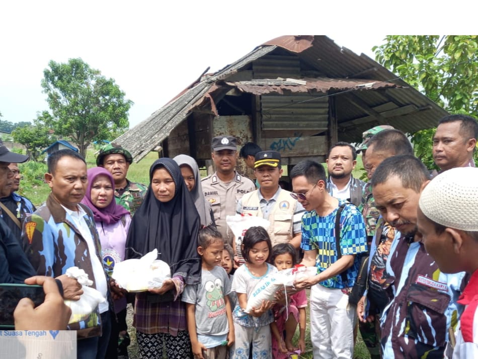 Peduli Sesama, PAC Ikatan Pemuda Karya Medan Deli Berikan Bansos Sembako Bagi Korban Angin Puting Beliung