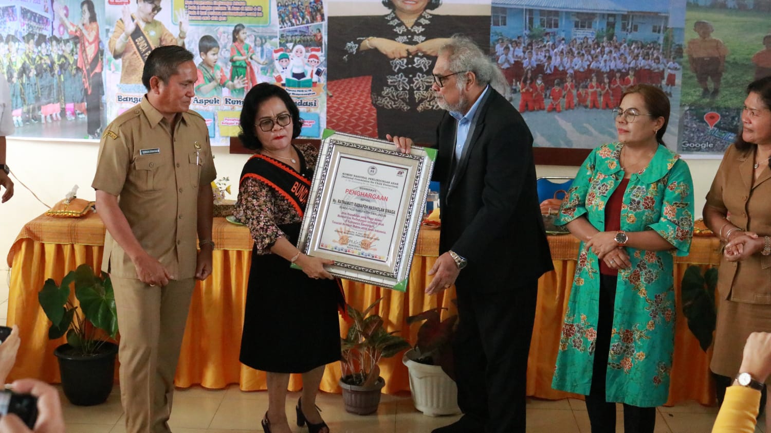Bunda PAUD dan Bupati Simalungun Menerima Penghargaan dari KOMNAS Perlindungan Anak