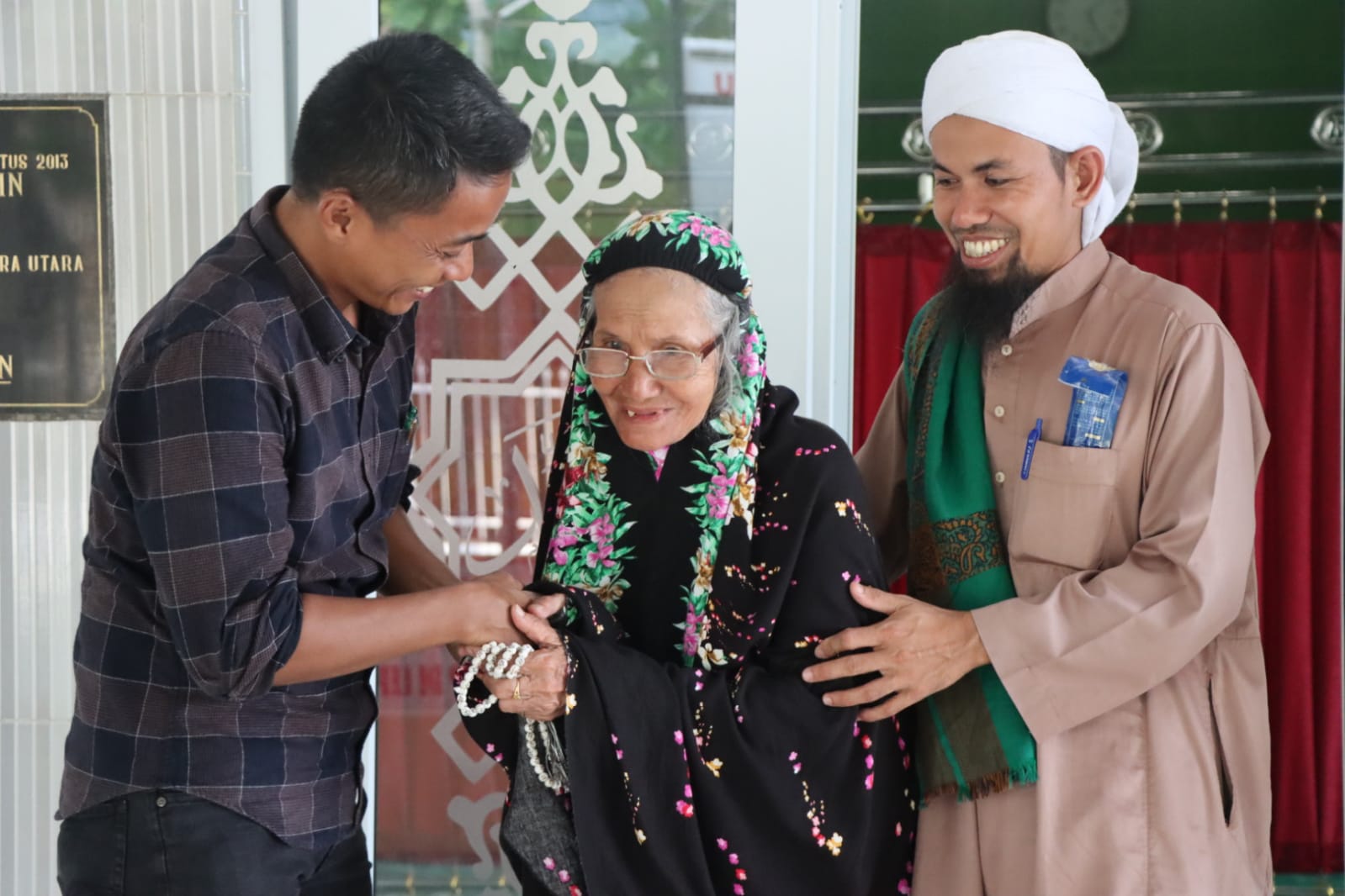Polres Sergai Pertemukan Seorang Nenek Dengan Anak Kandungnya