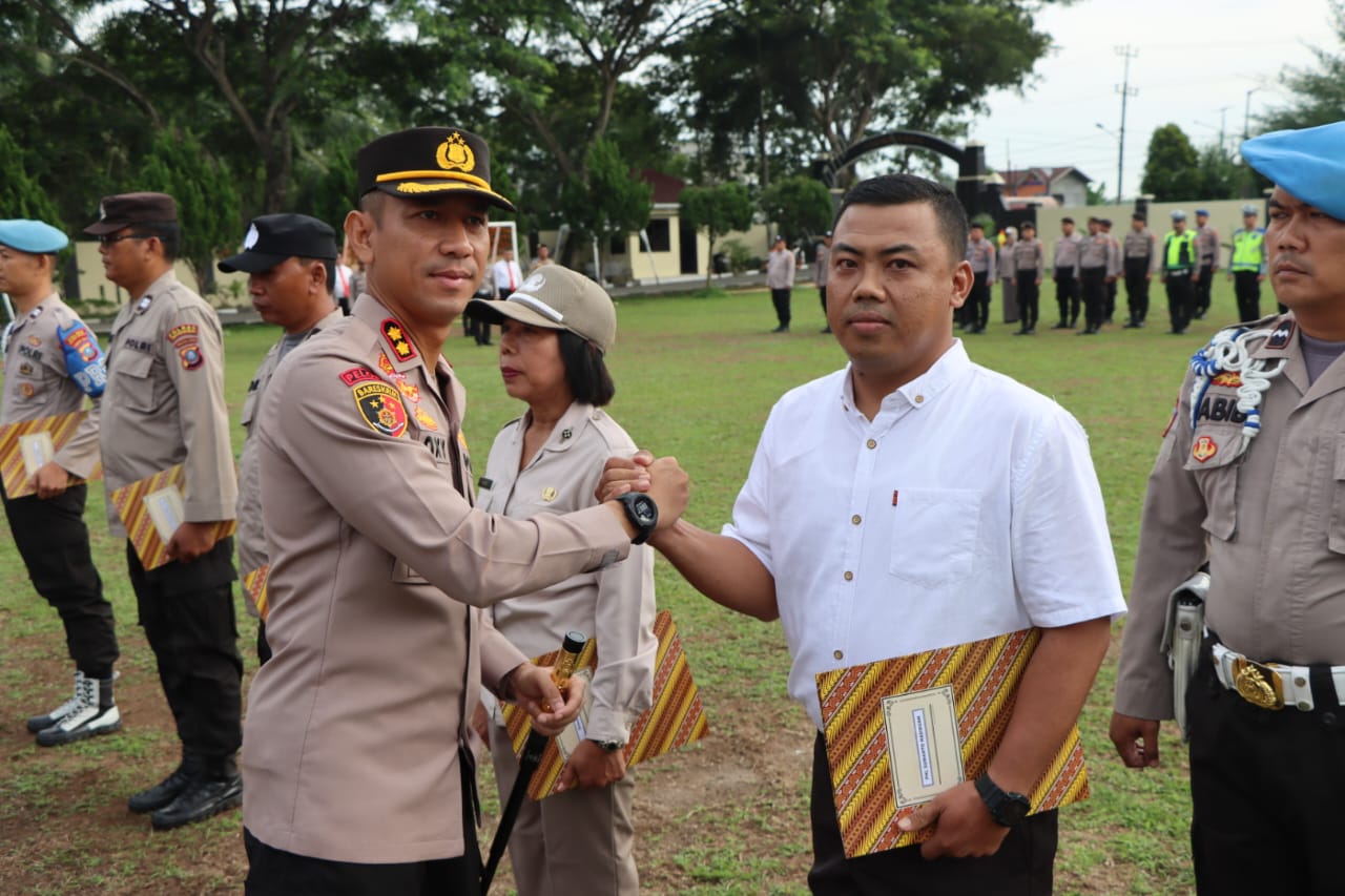 Kapolres Sergai Berikan Penghargaan Kepada Personil yang Berprestasi
