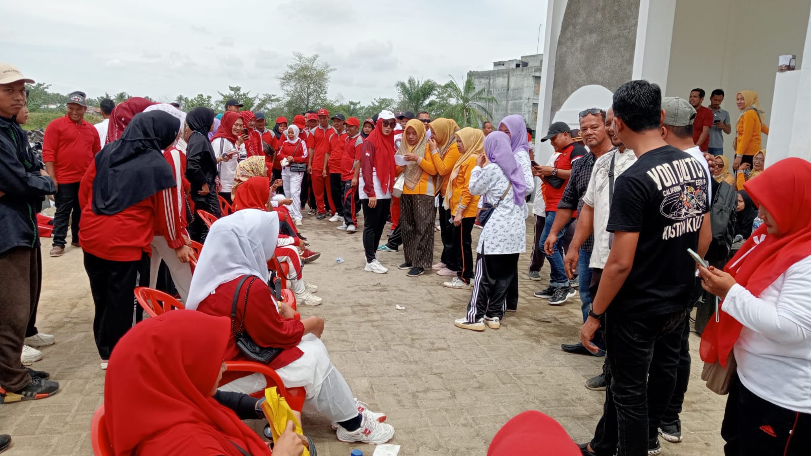 Meriahkan HUT RI ke-78 Kades se- Kecamatan Sei Rampah Ikuti Lomba Merias Wajah Istri