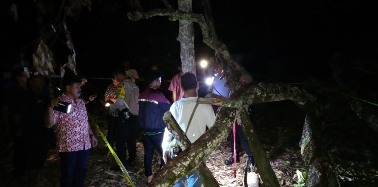 Seorang Wanita Ditemukan Tewas Gantung Diri Dengan Seutas Kain Merah di Pohon