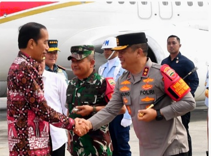 Kapolda Sumut Sambut Kedatangan Presiden Jokowi di Bandara Kuala Namu