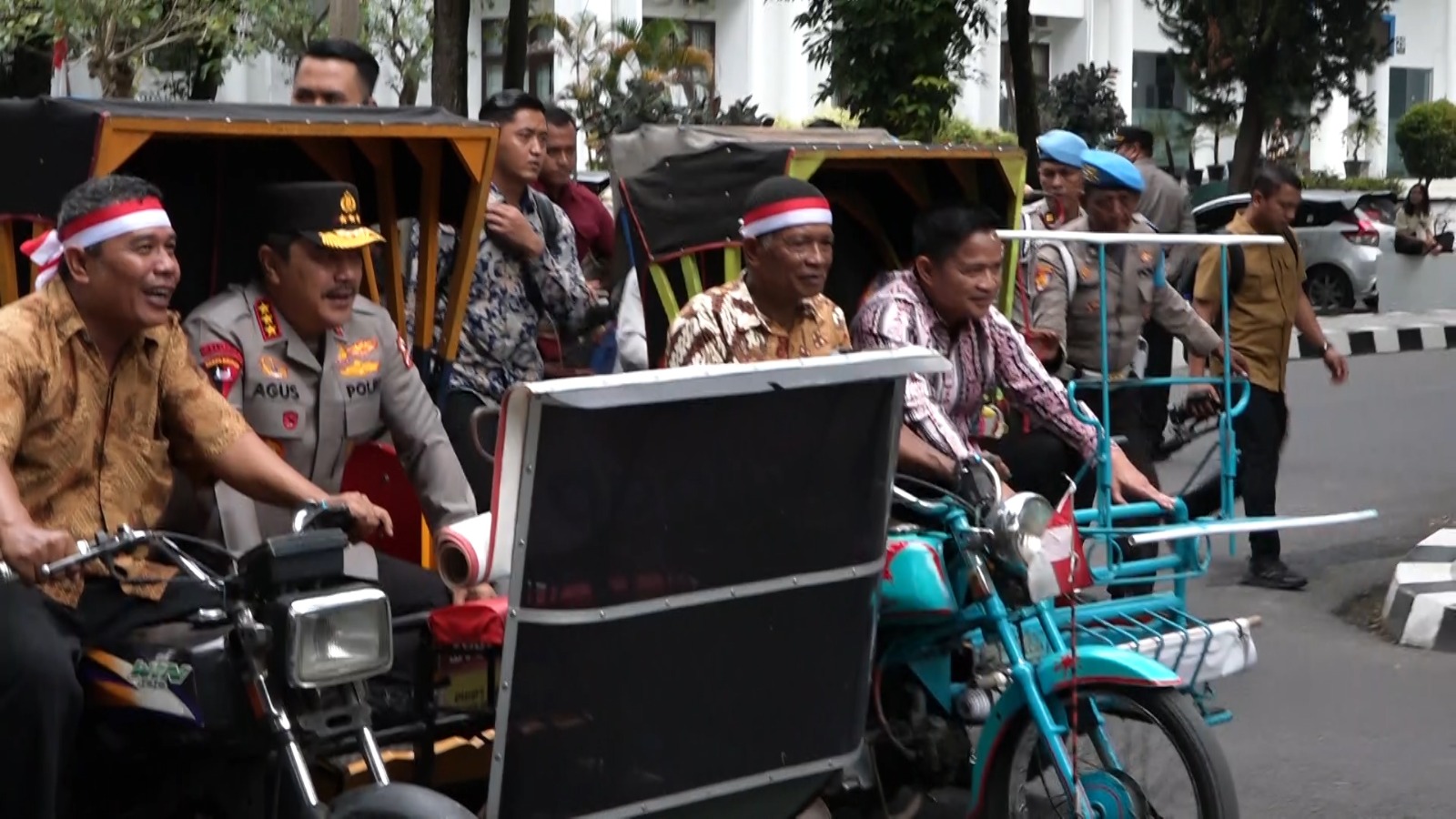 Wakapolri Naik Becak Bermotor di Unimed