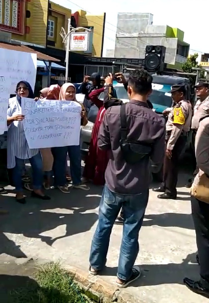 Emak – Emak Geruduk Kantor Camat Hamparan Perak