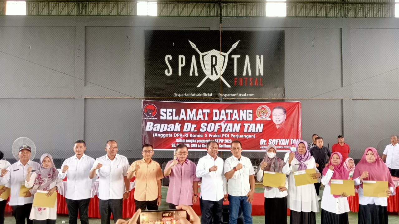 Anggota DPR-RI Komisi X Fraksi PDI Perjuangan Melakukan Penyerahan SK PIP Tahun 2023