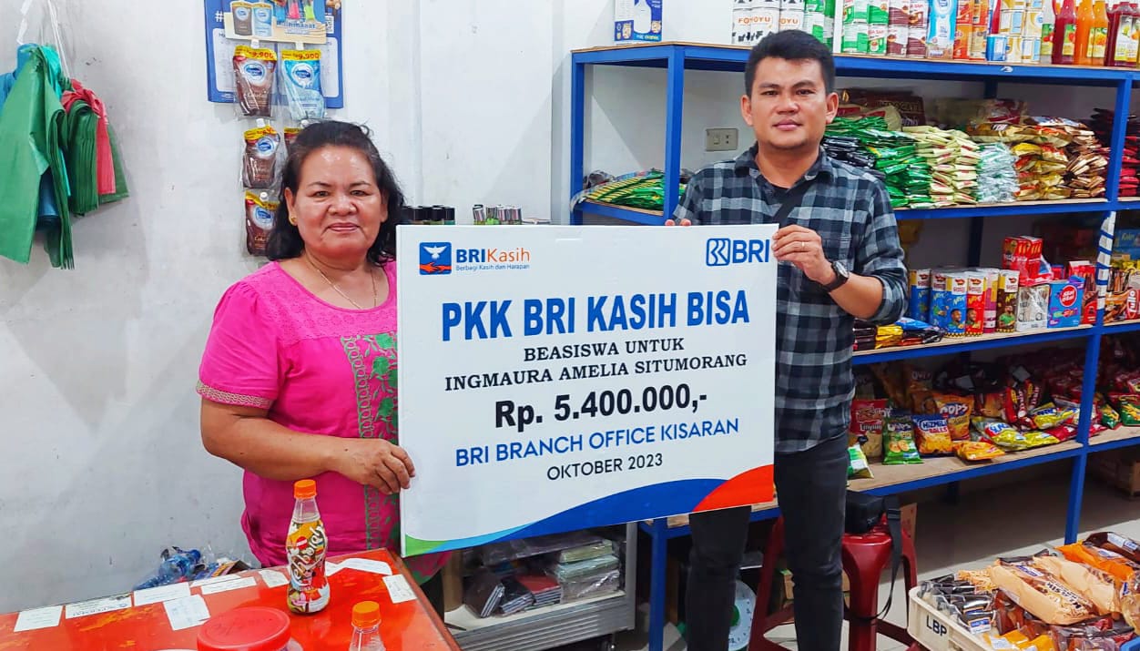 BRI Kisaran Serahkan Bantuan Beasiswa Kepada Ingmaura Amelia Situmorang