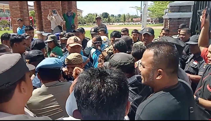Demo Wartawan dan LSM Ricuh di Depan Kantor Bupati Paluta