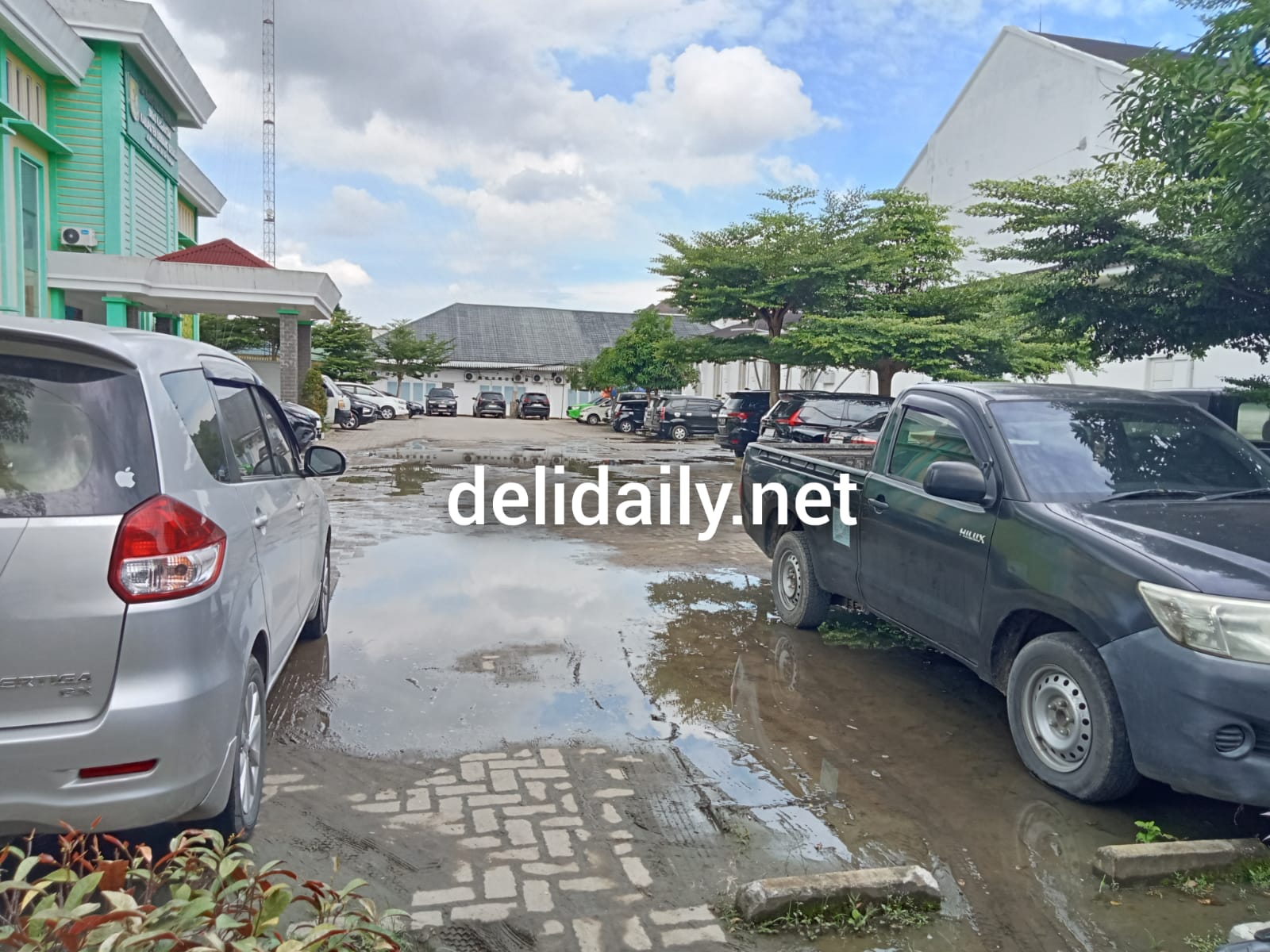 Waduh,!! Areal Parkir Kompleks Kantor Bupati Sergai Tergenang Air