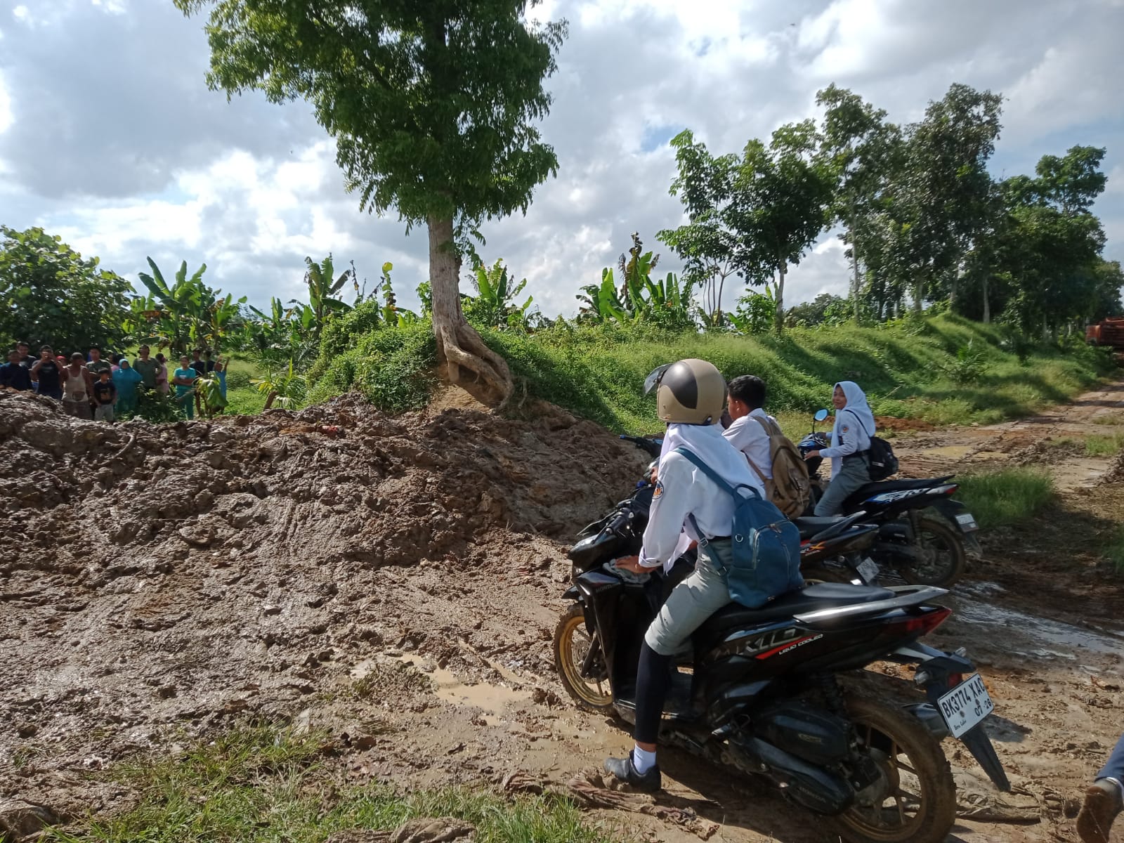 PT. Soeloeng Laoet Putus Akses Jalan Masyarakat, Anak Sekolah Kebingungan