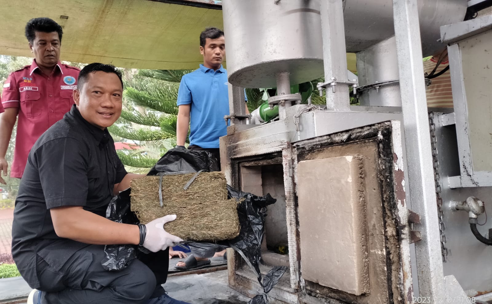 Kasat Narkoba Polres Langkat Lakukan Pemusnaan Sabu dan Ganja Menggunakan Insulator