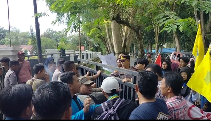 Pagar Kantor DPRD Langkat Roboh, Massa Mahasiswa Tuntut Bukti Fisik Perjalanan Dinas dan Temuan BPK di Dinas PUPR