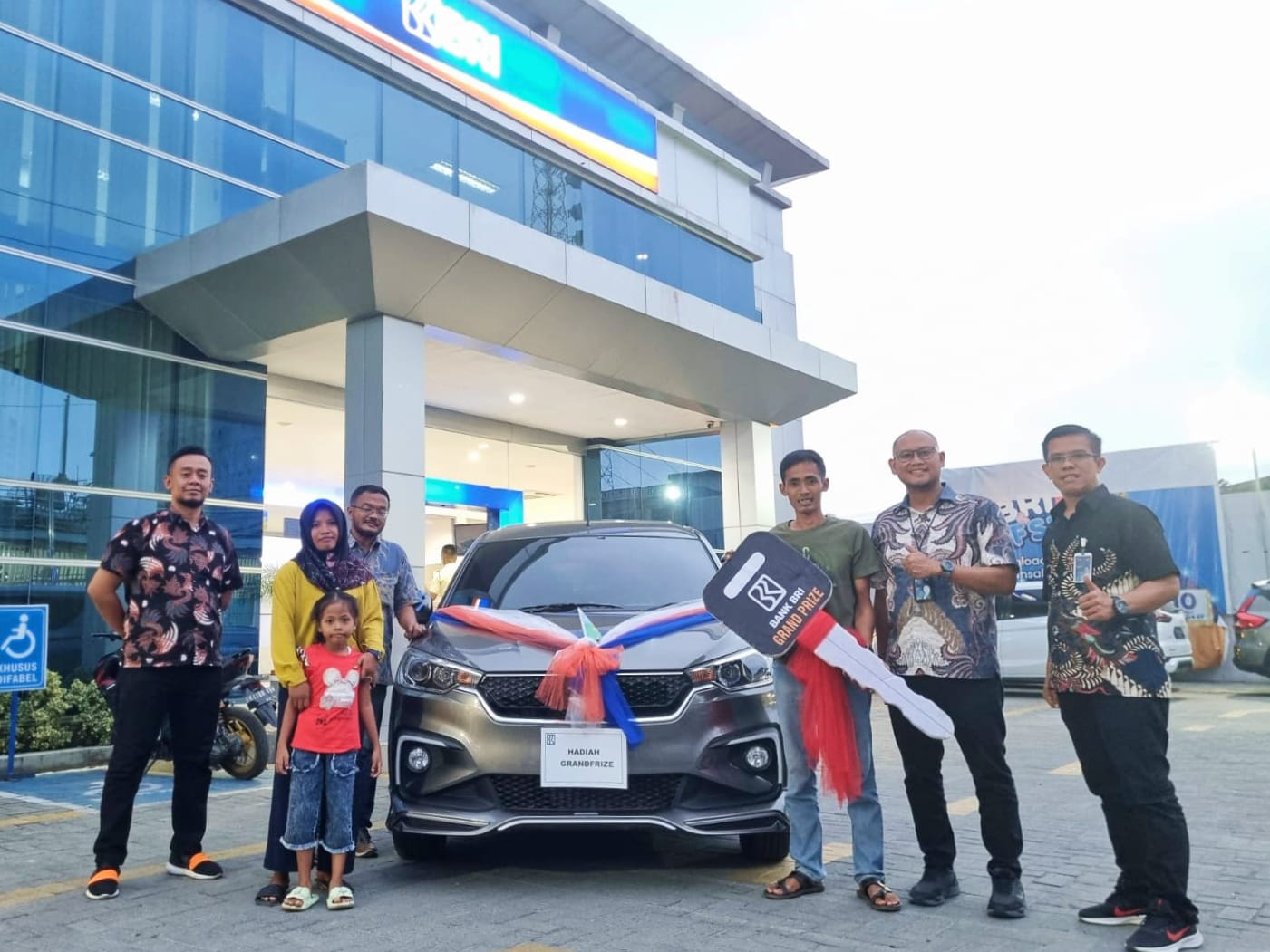 BRI Kisaran Serahkan Grand Prize Mobil Kepada Pemenang Panen Hadiah Simpedes 2023