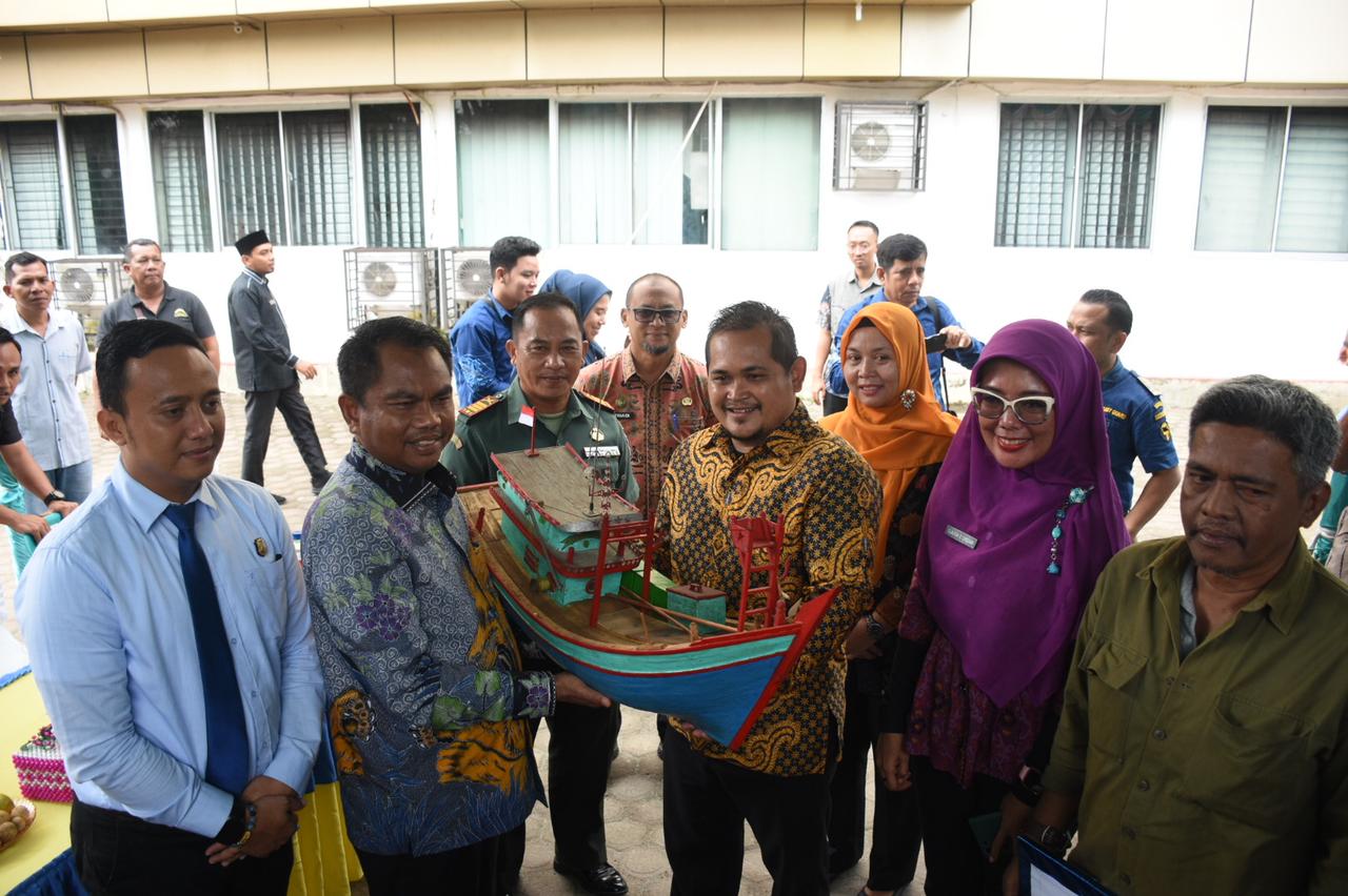 Bupati Darma Wijaya Serahkan Bantuan Perahu Penangkap Ikan