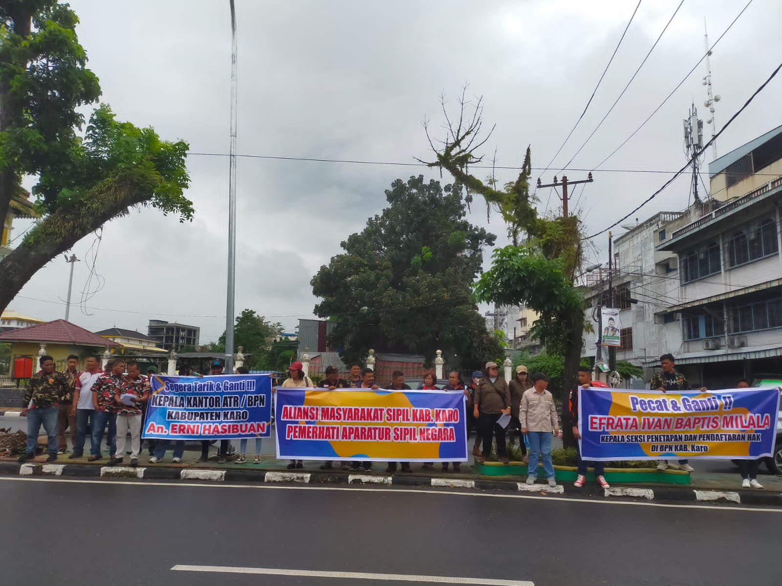 Aksi Demo Mayarakat Karo Depan Kanwil BPN Sumut, Tuntut Copot Kepala BPN Karo