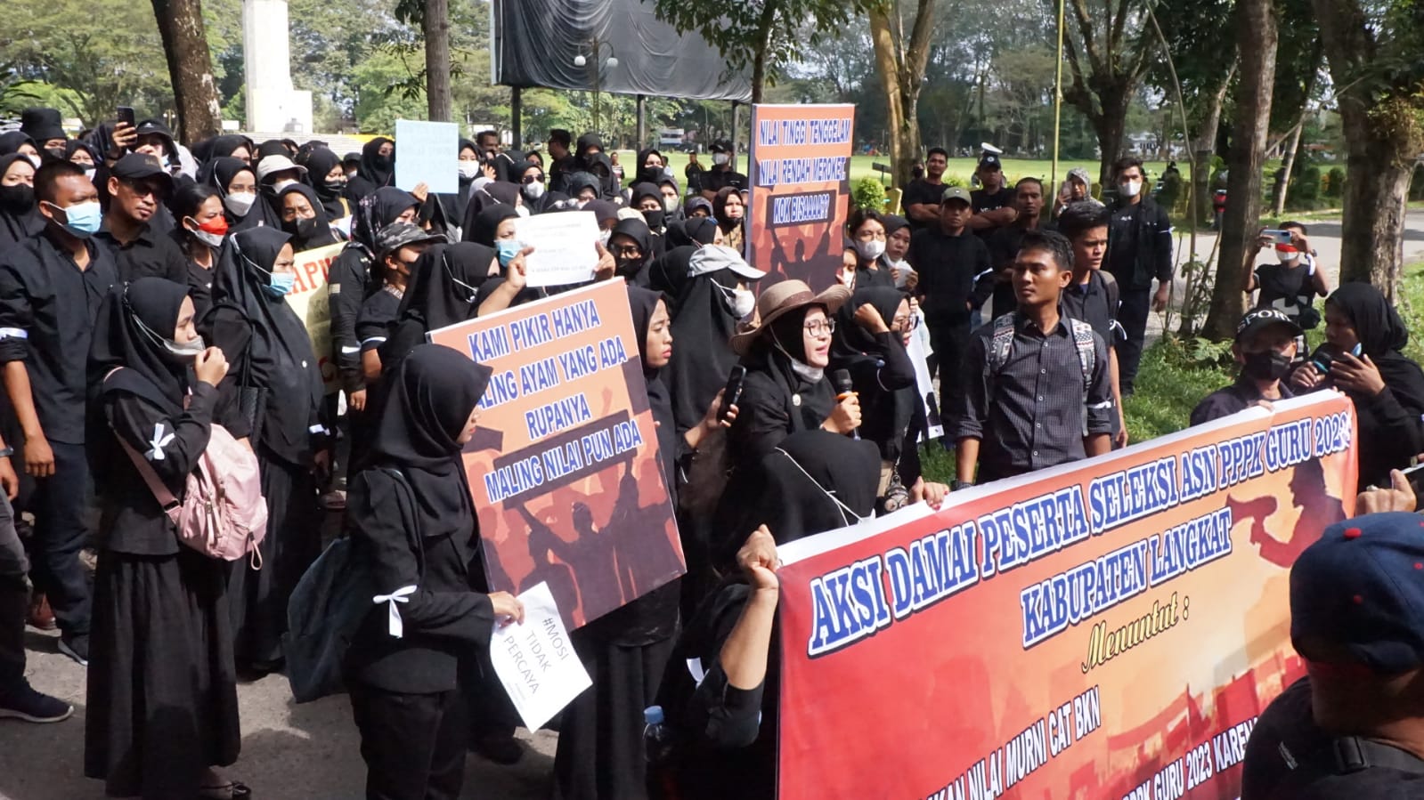Guru Honorer di Langkat Lulus Passing Grade PPPK Unjuk Rasa di Kantor Bupati