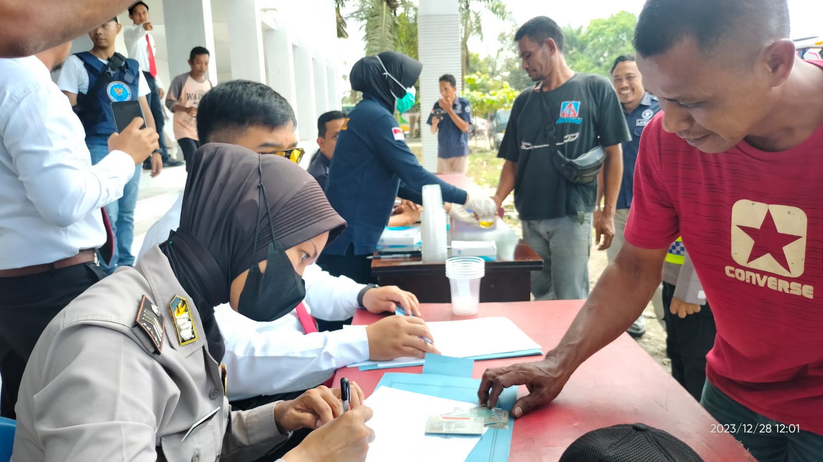 Puluhan Sopir Angkutan Umum Jalani Tes Urine di Terminal Hinai, Tiga Orang Positif Metamfetamin.