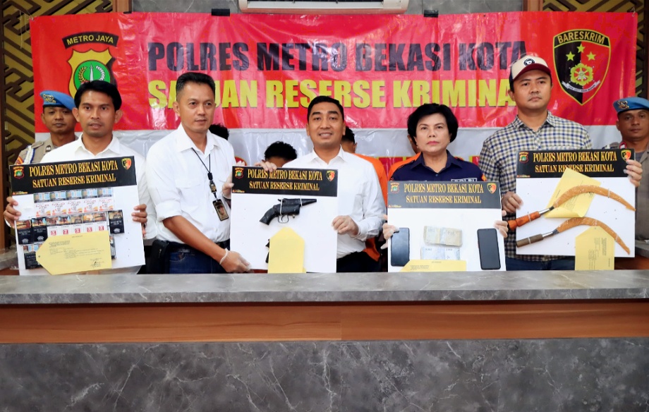Kasat Reskrim Polres Metro Bekasi Kota, Kompol Dr. M. Firdaus, S.H, M.H Ungkap Empat Pria Pelaku Perampokan Minimarket