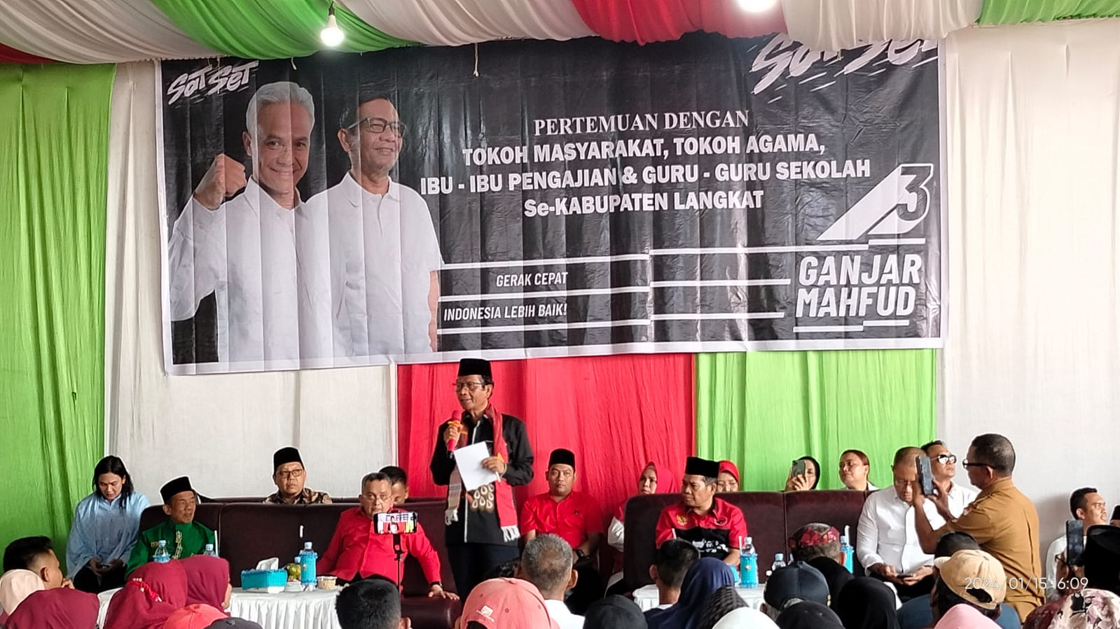 Mahfud MD Dicurhati Petani Soal Sulitnya Pupuk dan Bendungan di Langkat