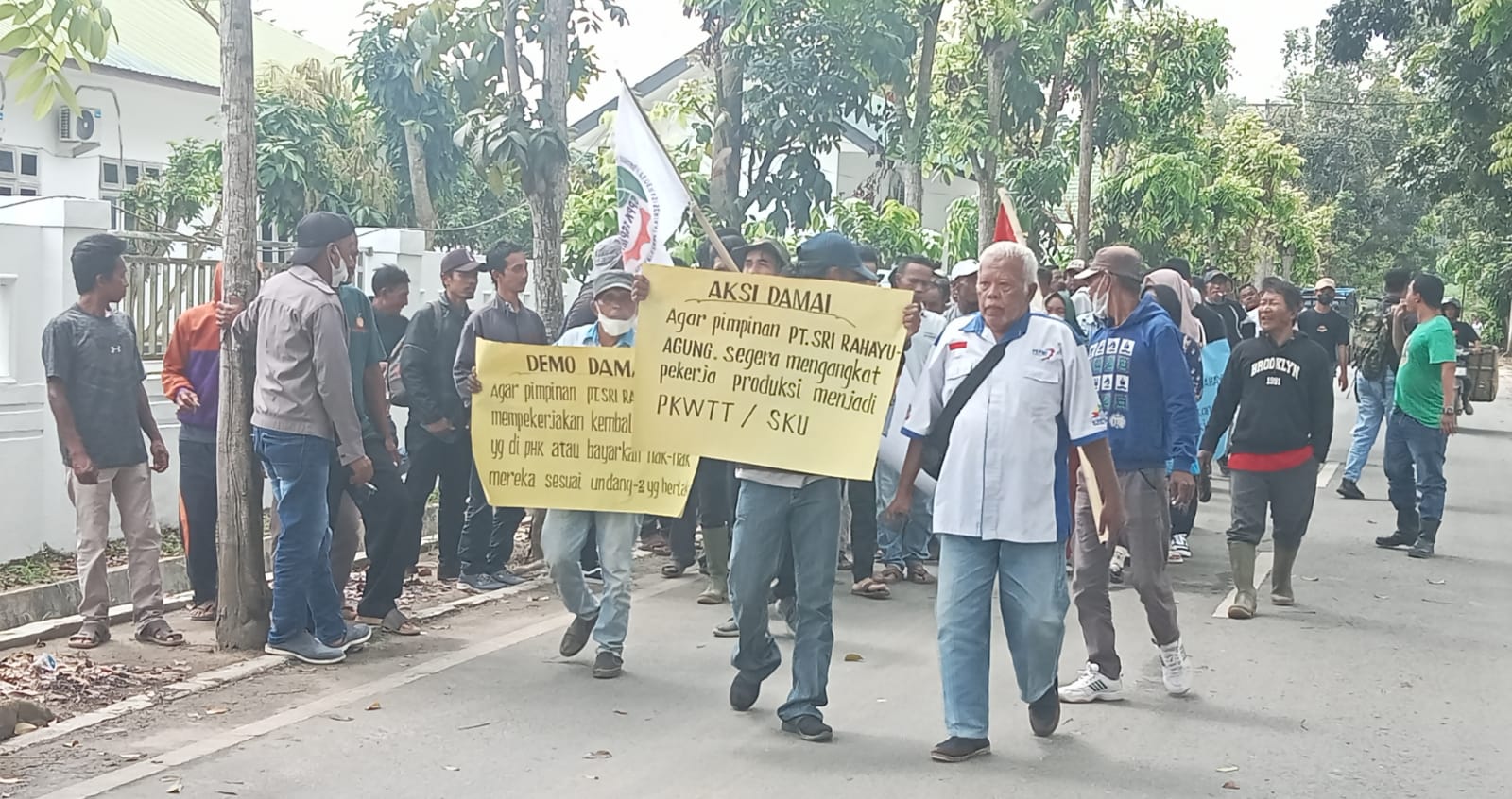 Ratusan Karyawan PT Sri Rahayu Agung Menggelar Unjuk Rasa di Depan Gedung DPRD Sergai